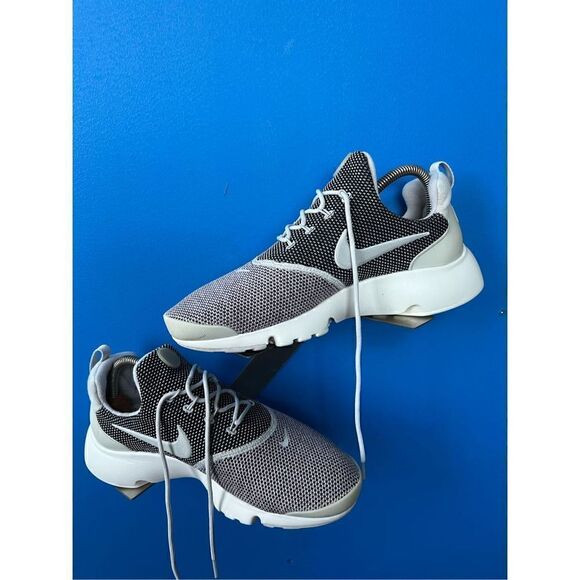 Nike Womens Presto Fly Se 910570-005 Gray Running Shoes Sneakers Size 8 - Picture 2 of 6